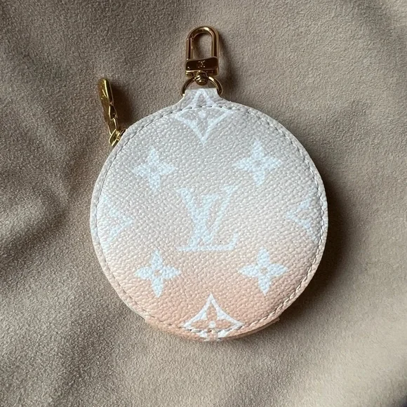 Louis Vuitton Round Coin Purse in By The Pool Monogram Giant Canvas. - Picture 5 of 10